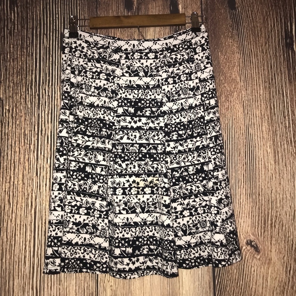 AXCESS SMALL BLACK & WHITE  SKIRT